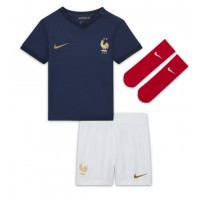 Camisa de Futebol França Karim Benzema #19 Equipamento Principal Infantil Mundo 2022 Manga Curta (+ Calças curtas)